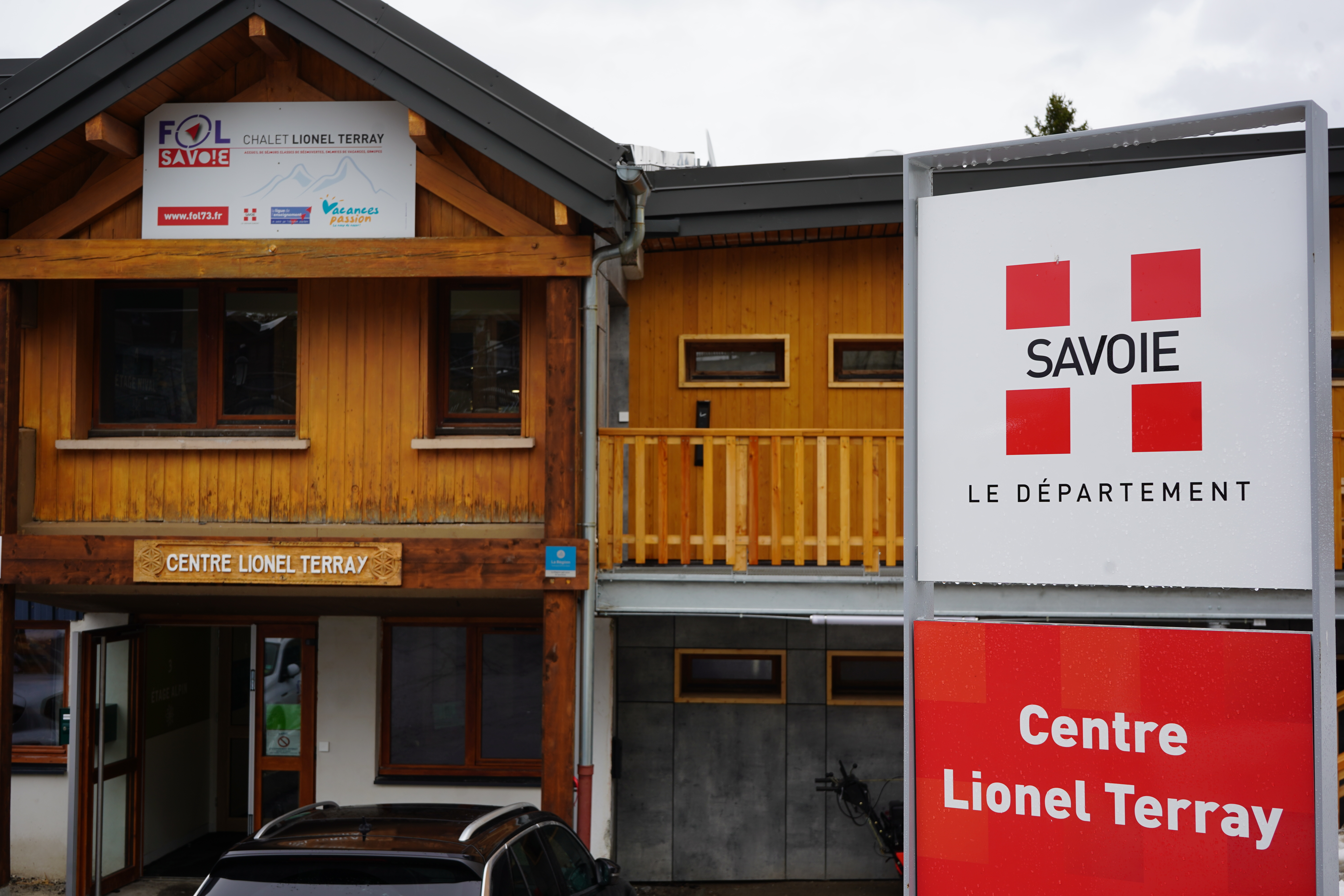 Crédit photos :  Florian Bailly – Département de la Savoie. L’entrée du Centre de vacances récemment rénové Lionel Terray, dirigé par la Fédération des Œuvres Laïques de Savoie. 